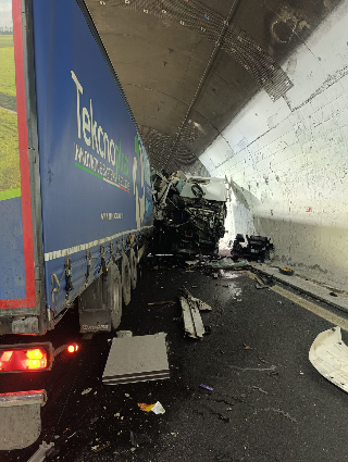 Incidente in galleria A14, sale a tre il bilancio dei feriti: uno in eliambulanza